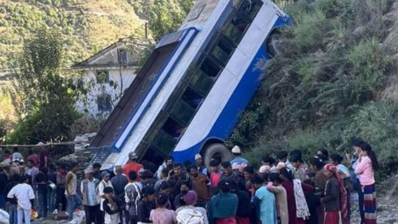 बाजुरामा बस दुर्घटनाः सहचालकको मृत्यु, आठ घाइते र चालक फरार