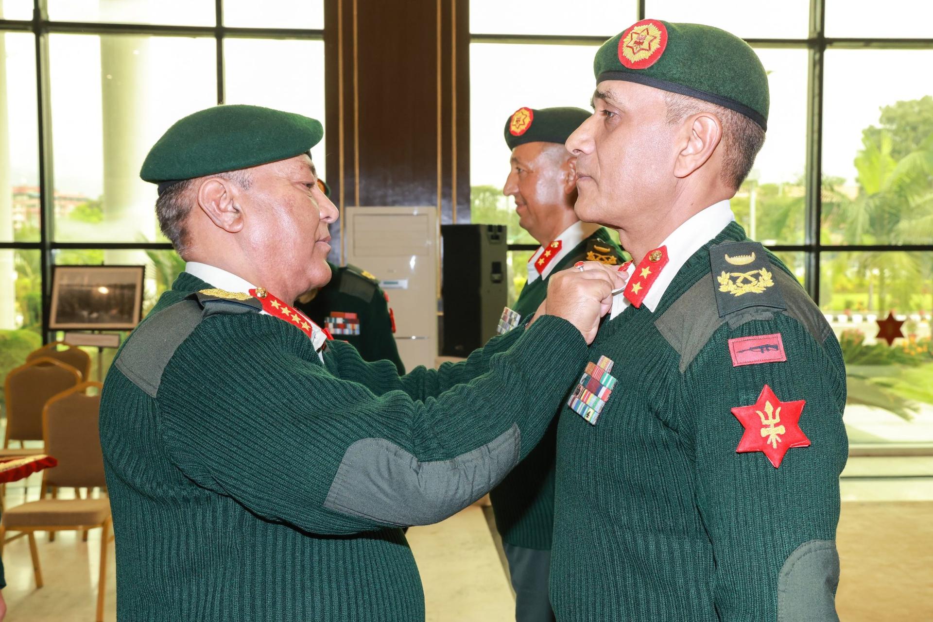 प्रधान सेनापति सिग्देलद्वारा दुई उपरथी र पाँच महासेनानीलाई दर्ज्यानी चिह्न प्रदान