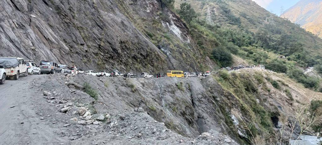 महभिरमा पहिरो खसेपछि बेनी–जोमसोम सडक अवरुद्ध