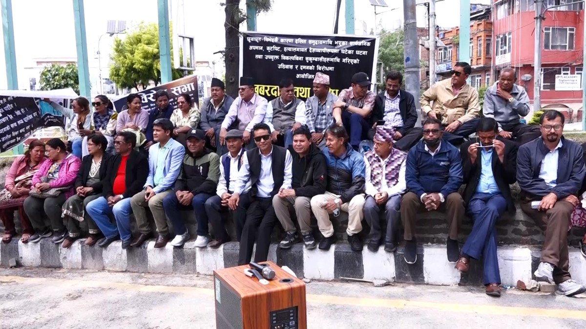 दलित समुदायको प्रदर्शन : प्रधानमन्त्रीसँग भेट नपाएको भन्दै काठमाडौँमा आन्दोलन
