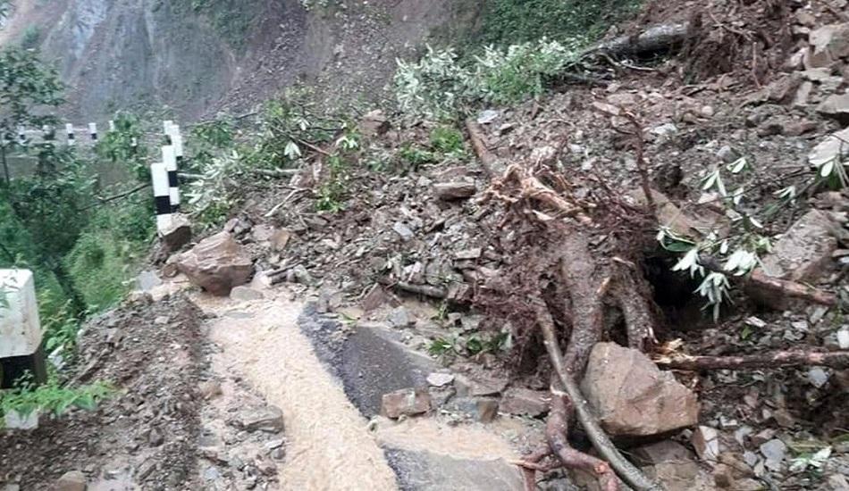 बाढी–पहिरोका कारण देशभरका मुख्य सडक अवरुद्ध, यातायात प्रभावित