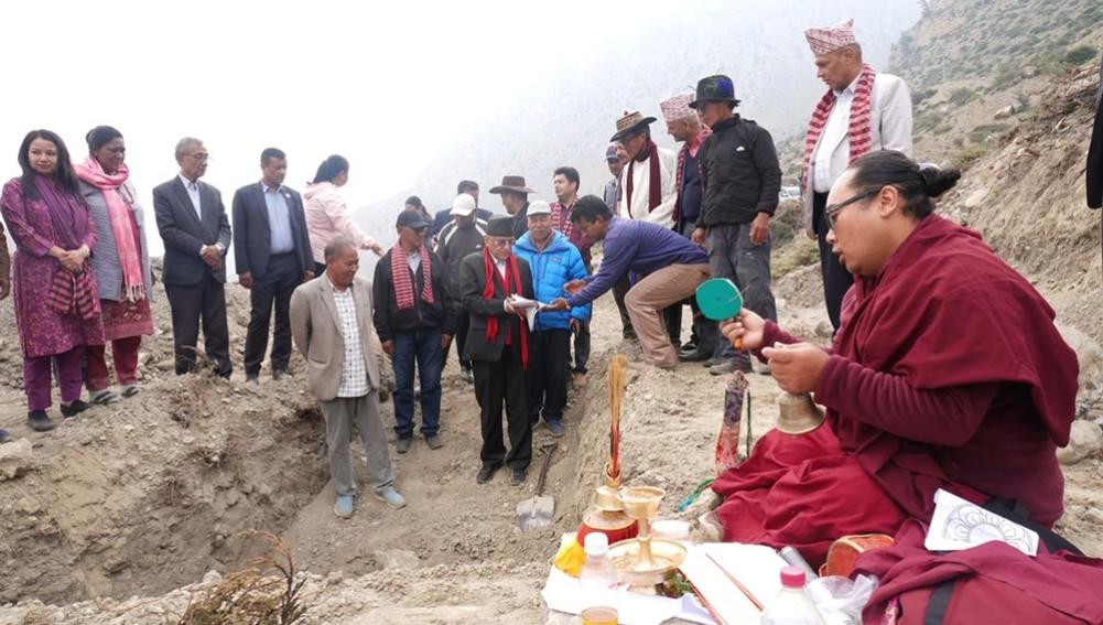 मुस्ताङमा माओवादीको 'पेरिस डाँडा', प्रचण्डद्वारा पार्टी कार्यालय शिलान्यास