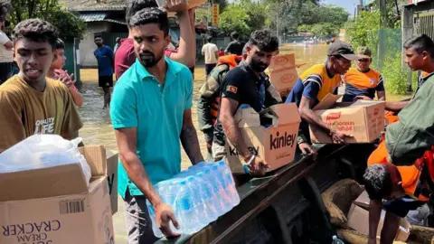 साइक्लोन दित्वाहपछि श्रीलङ्कामा राहत कार्यमा स्वयंसेवकहरूको सक्रियता