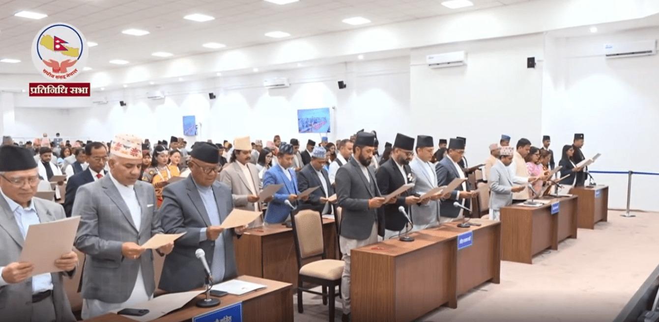 सिंहदरबारमा नवनिर्वाचित सांसदहरूको शपथ, ज्येष्ठ सदस्य अर्जुन नरसिंह केसीद्वारा सपथ गराइयो