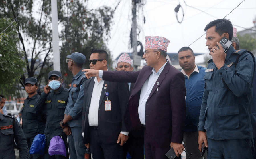अमरसिंह चोक क्षेत्रमा ५१ अतिक्रमित टहरामा महानगरको डोजर, मेयर आचार्यको निरीक्षण