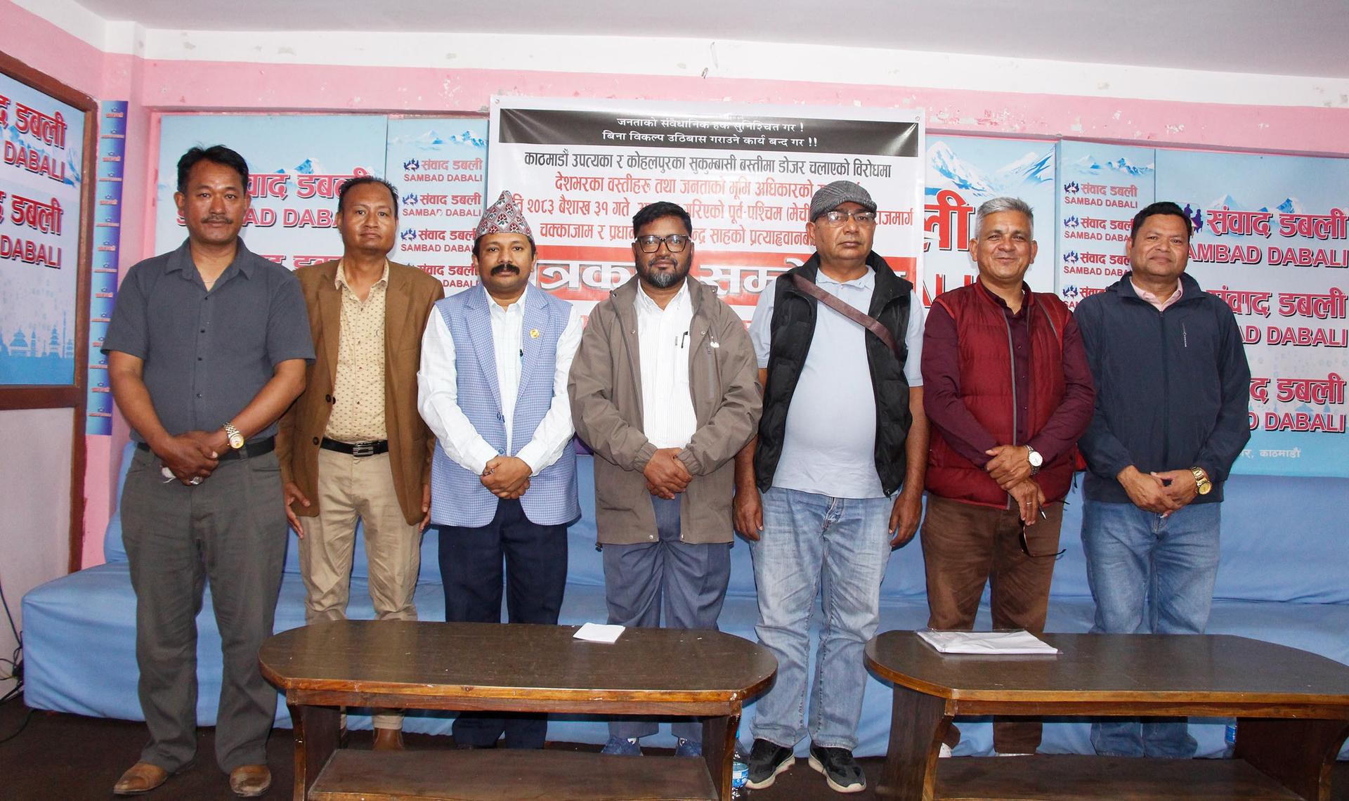 बिहीवार ५ घण्टा पूर्वपश्चिम राजमार्ग ठप्प पार्ने सुकुमबासी संघको चेतावनी ।